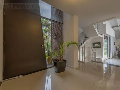 Casa 11 ambientes con 6 baños