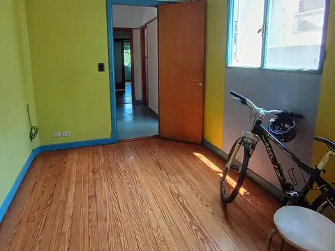 EXCELENTE DEPTO. 4 AMB. C/DEPENDENCIA DE SERVICIO Y BALCON DE FRENTE