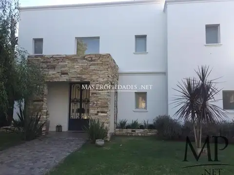 Venta Casa en El Centauro 4 Dormitorios Canning