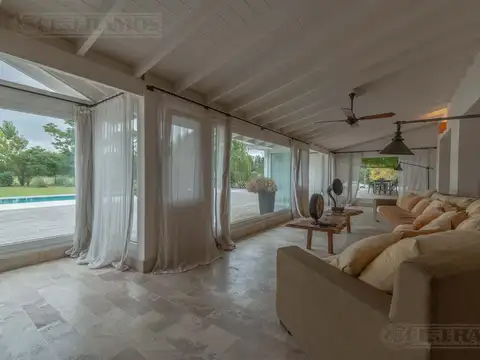 Casa 10 ambientes con 5 baños
