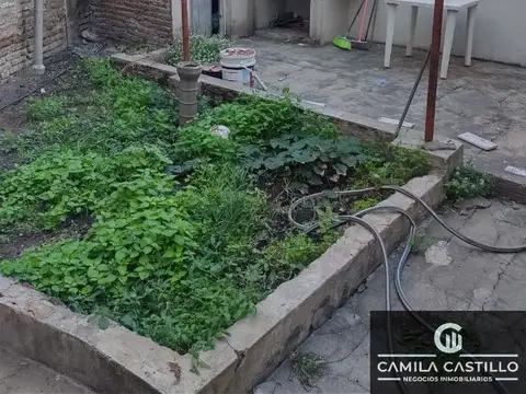 AMPLIA CASA PARA 2 FAMILIAS (DISTRIBUIDA EN DOS DEPTOS) - 4 AMBIENTES