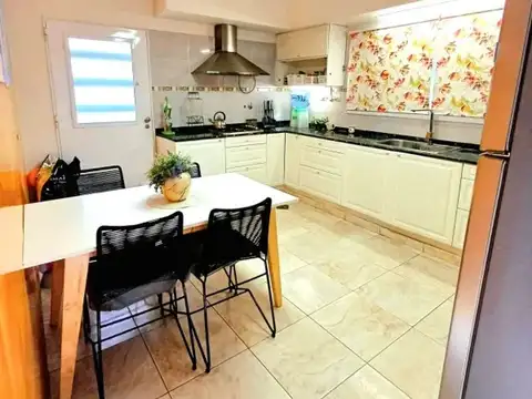 Casa 5 ambientes con 2 baños