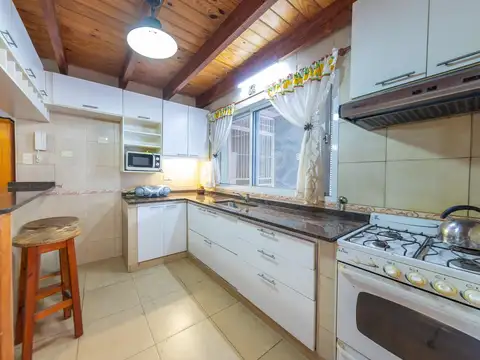 EN VENTA - CASA INTERNA UNICA DOS DORMITORIOS CON PATIO Y PARRILLERO - REFINERIA, ROSARIO.