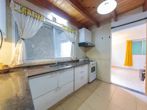 Casa 4 ambientes con 2 baños