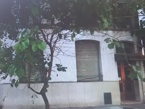 Flores depto 3 ambientes 1er Piso x escalera