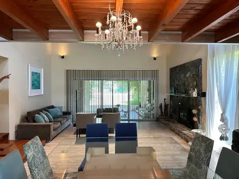 Casa 15 ambientes con 3 baños