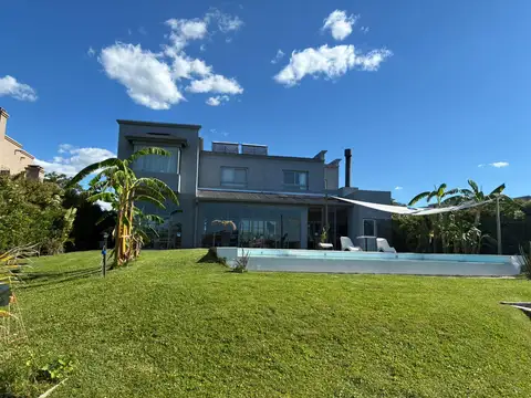 Casa 6 ambientes con 4 baños