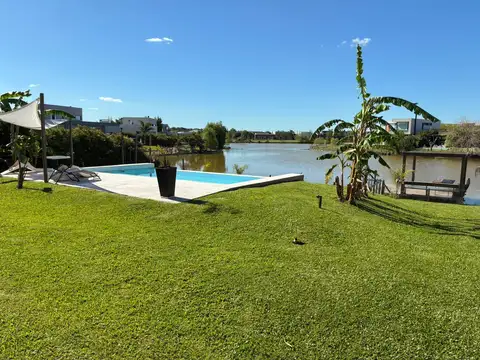 Casa en Venta con 4 cocheras