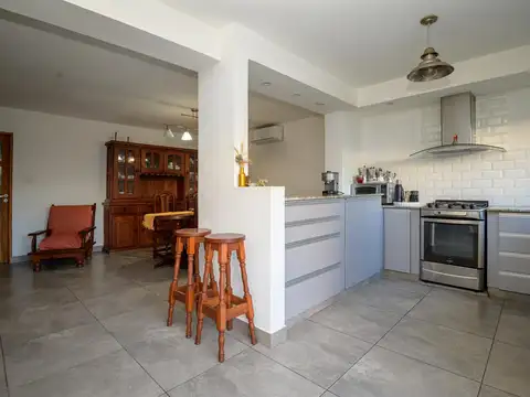 Casa 6 ambientes con 2 baños