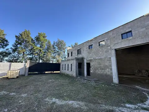 Deposito 300m² sobre 500m² de terreno, Victor Maro, Escobar.