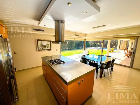 Casa 9 ambientes con 4 baños