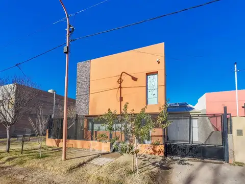 Casa 7 ambientes con 2 baños