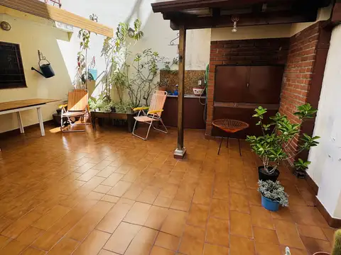 Casa Venta Núñez de 214 m² en dos plantas gran Patio y Terraza. Al Frente. Entrada Independiente. Cochera