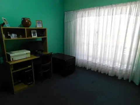 Excelente inmueble 5 ambientes, impecable.-