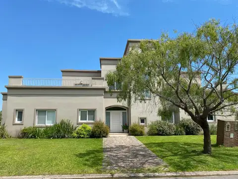 Casa en venta con 5 dormitorios en San Isidro Labrador a la laguna - Villanueva