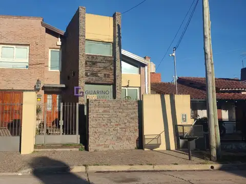 Excelente casa de 5 ambientes con patio con pileta, cochera y quincho