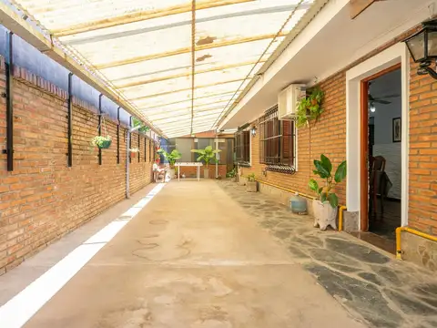 Casa en Venta con 3 cocheras