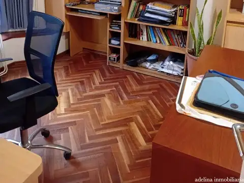 Chalet en 2 plantas de 5 ambientes con gran parque arbolado, pileta, quincho,cochera y garaje