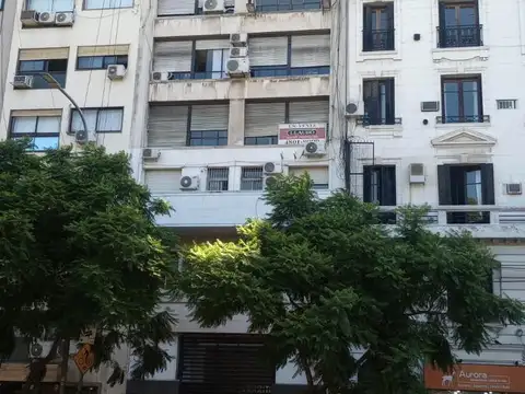 Cerrito al 200. al frente, 2 oficinas unidas, buena vista y luz