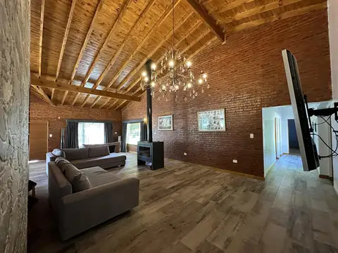 Casa en Venta con 2 cocheras