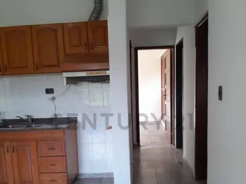 Casa 8 ambientes con 2 baños