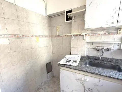 ALQ. 2 AMB. MUY LUMINOSO AL FRENTE CON BALCÓN FRANCÉS