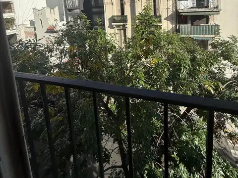 ALQ. 2 AMB. MUY LUMINOSO AL FRENTE CON BALCÓN FRANCÉS