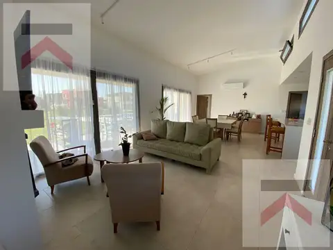 Casa en Alquiler con 2 cocheras