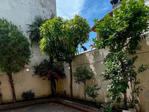 Casa en Haedo, cinco ambientes.