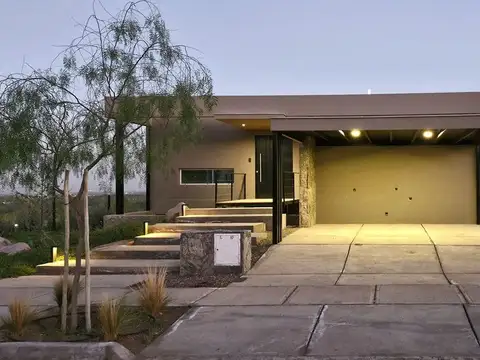 Casa 8 ambientes con 3 baños