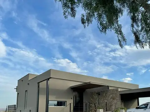 AGUARIBAY BARRIO PRIVADO VENDE CASA EN LUJÁN