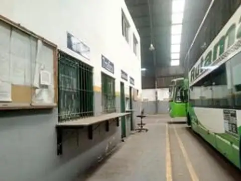 Venta Galpón 20 ambientes 9 oficinas en Munro C/m2 descubier