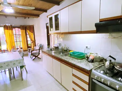 Casa con fondo, 6 amb el lote propio