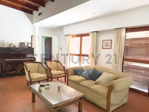 143 y 627 100, Piso 0