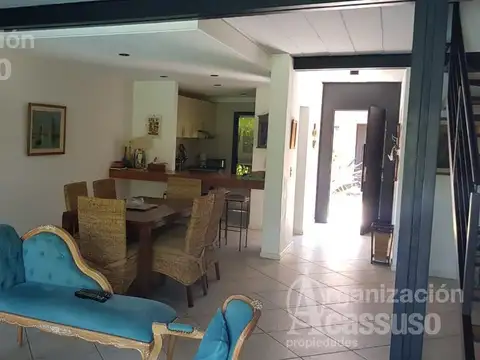Casa 4 ambientes con 2 baños