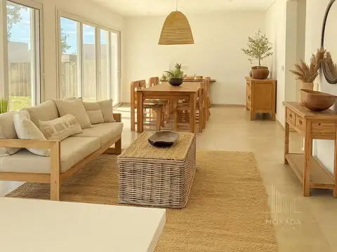 Casa en Venta con 2 cocheras