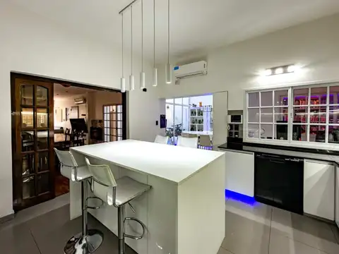 Casa en Venta con 3 cocheras