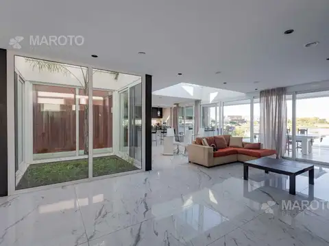 Casa en Alquiler con 3 cocheras