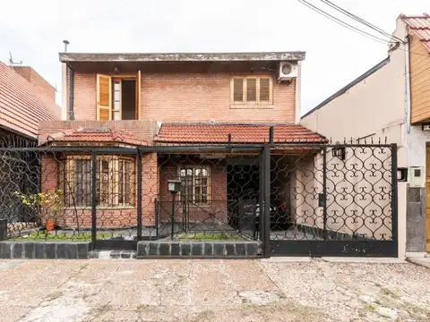 Casa 4 ambientes con 2 baños