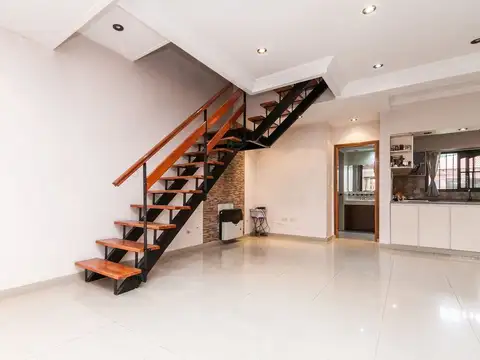 VENTA CASA 4 AMB. QUINCHO GARAGE Y PARQUE EN LANUS