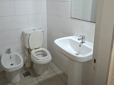 Depto. 2 dormitorios externo - céntrico frente a plaza