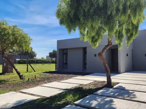 Casa en venta - piscina - a estrenar - Pilar del Este, San Ramiro