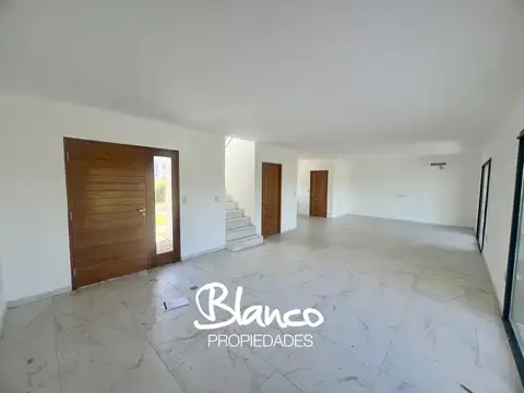 Casa 4 ambientes con 3 baños