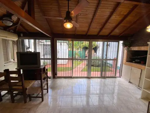 Casa 5 ambientes con 2 baños