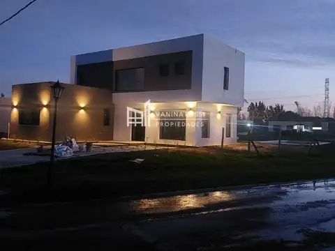 Casa 5 ambientes con 4 baños