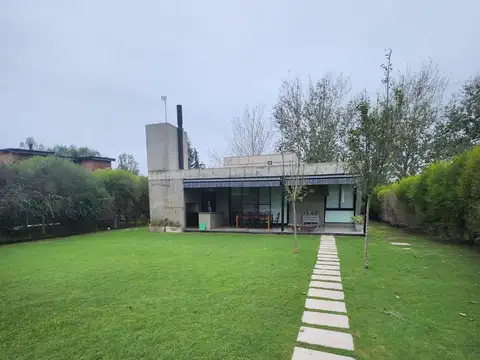 Casa 6 ambientes con 2 baños