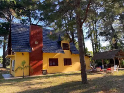 Casa 8 ambientes con 2 baños