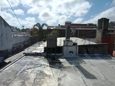 Excelente casa 7 ambientes  con cochera  300 M2 ubicada en Avellaneda .