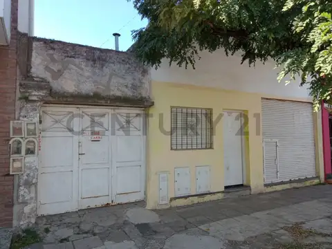 Excelente casa 7 ambientes  con cochera  300 M2 ubicada en Avellaneda .