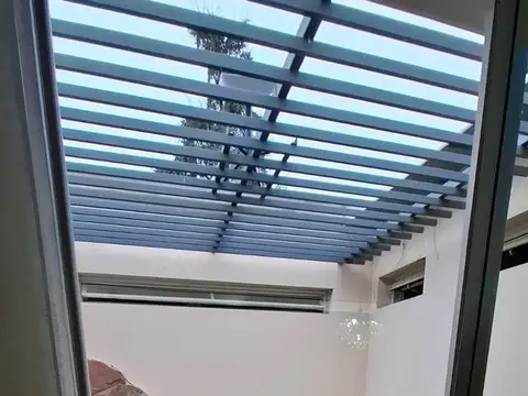 Casa 8 ambientes con 4 baños